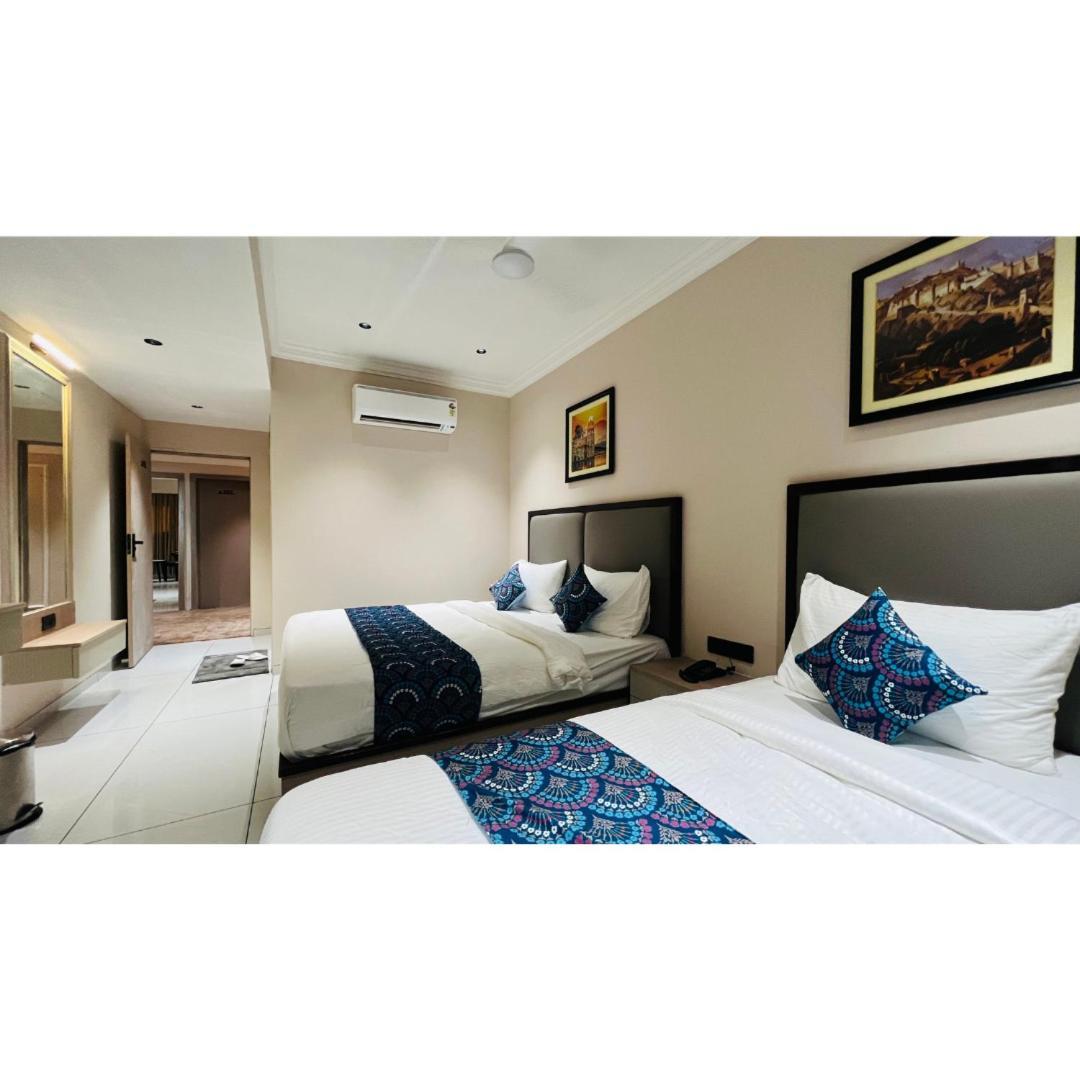 Hotel Royal Town Amhedabad Dış mekan fotoğraf
