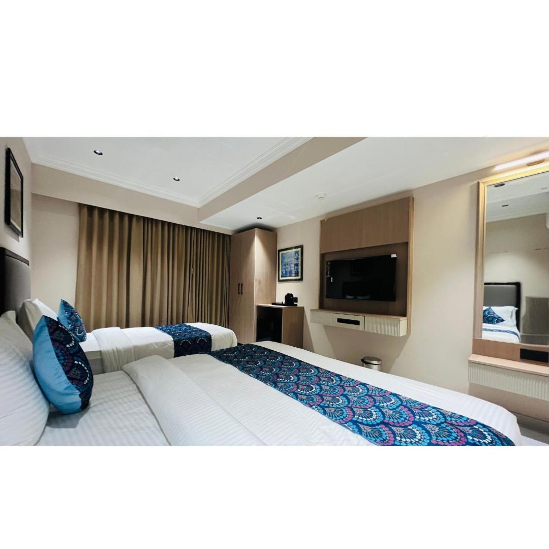 Hotel Royal Town Amhedabad Dış mekan fotoğraf