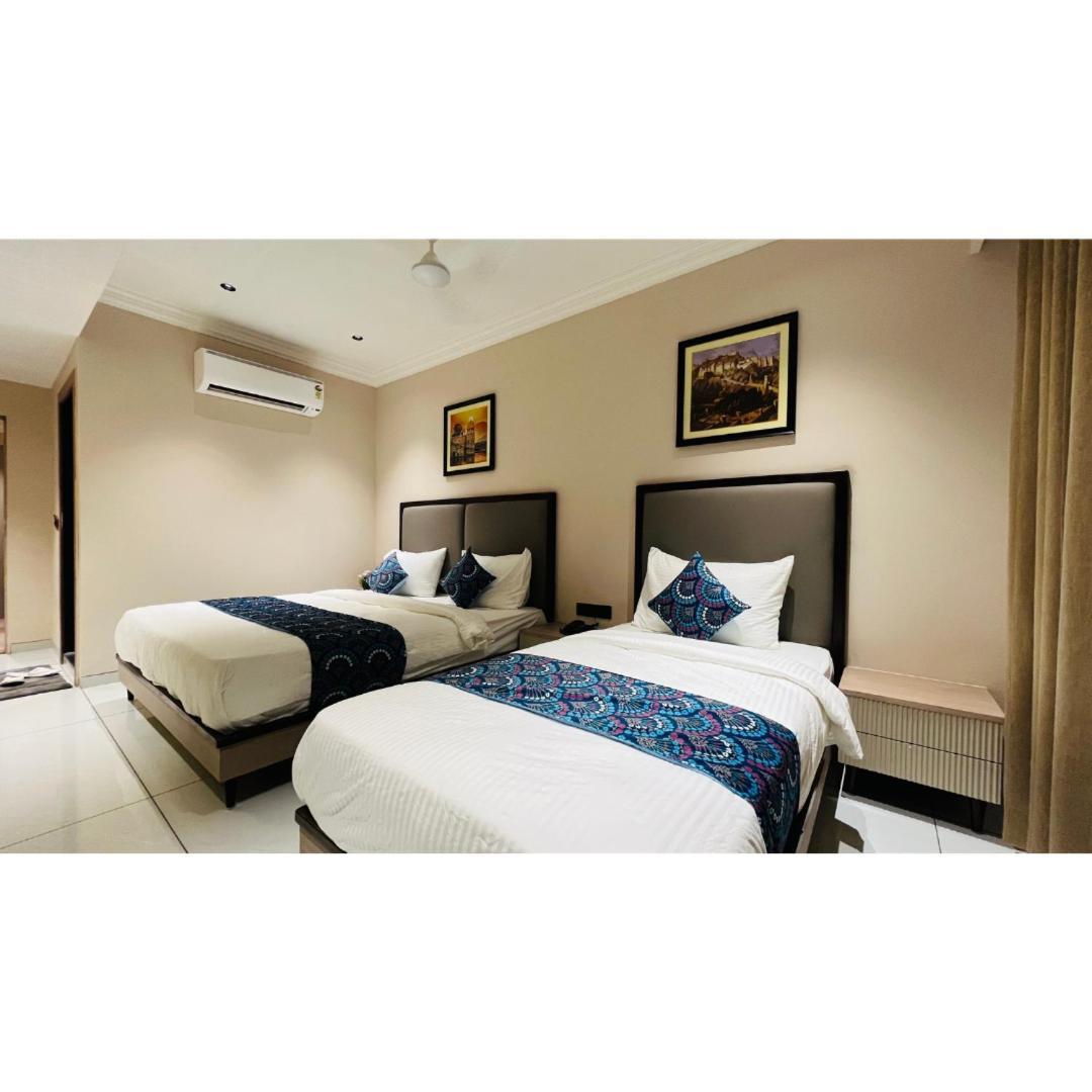 Hotel Royal Town Amhedabad Dış mekan fotoğraf