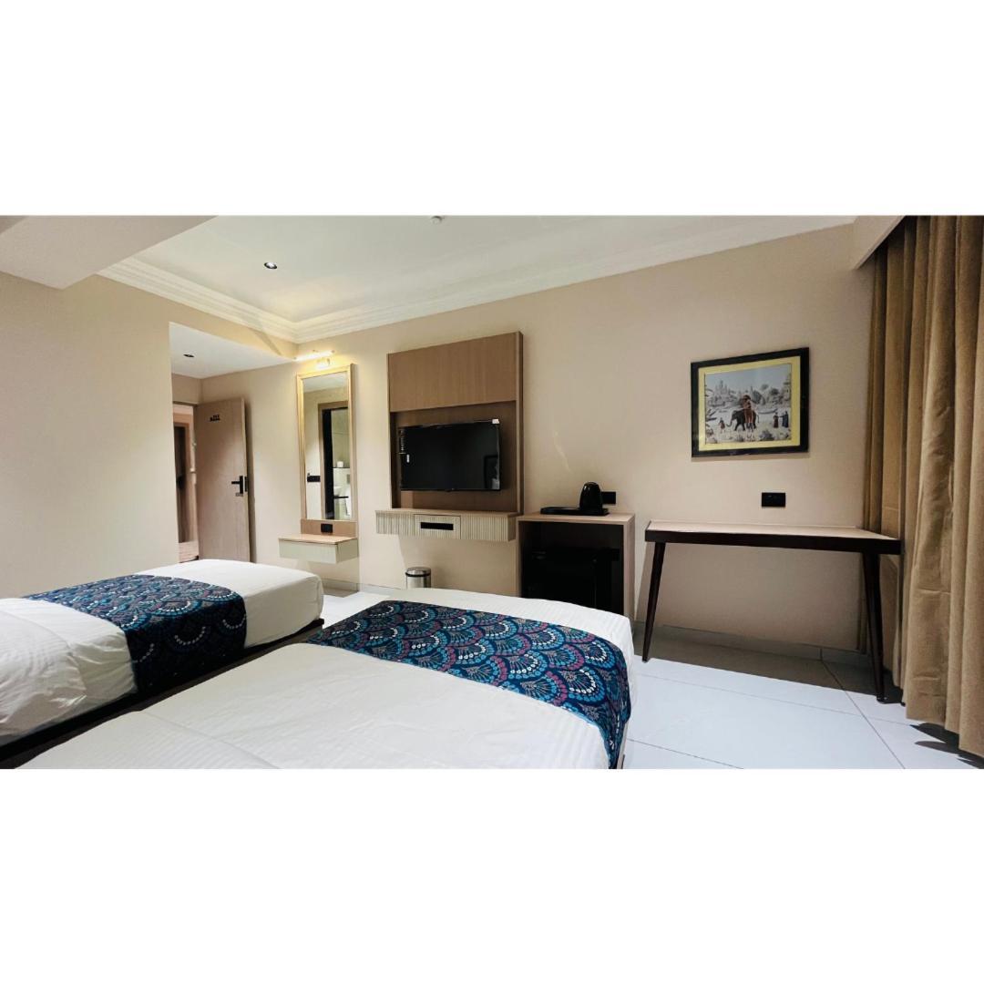 Hotel Royal Town Amhedabad Dış mekan fotoğraf