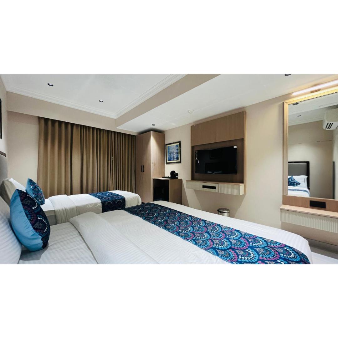 Hotel Royal Town Amhedabad Dış mekan fotoğraf