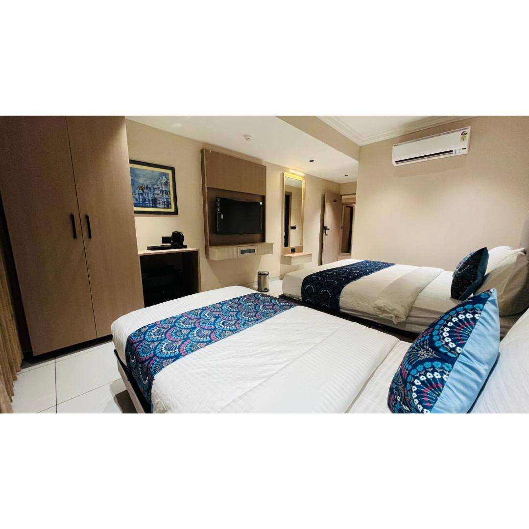 Hotel Royal Town Amhedabad Dış mekan fotoğraf