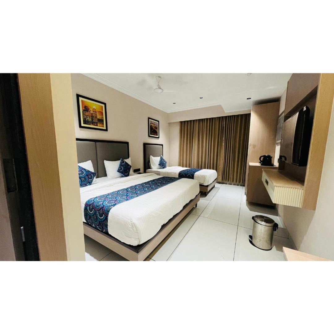 Hotel Royal Town Amhedabad Dış mekan fotoğraf