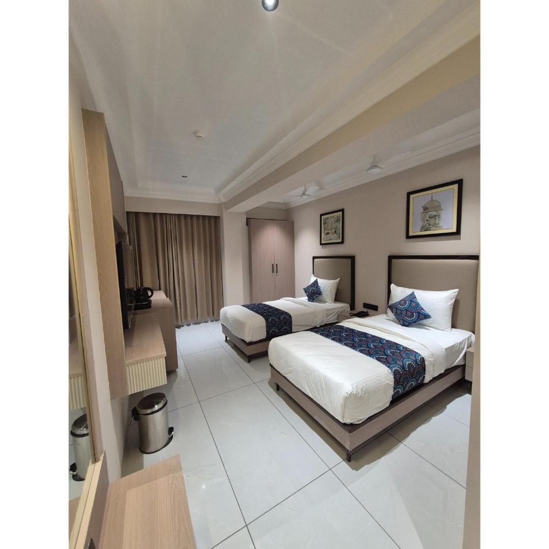 Hotel Royal Town Amhedabad Dış mekan fotoğraf