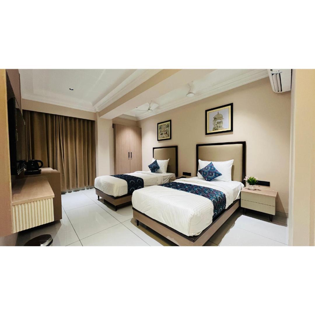 Hotel Royal Town Amhedabad Dış mekan fotoğraf
