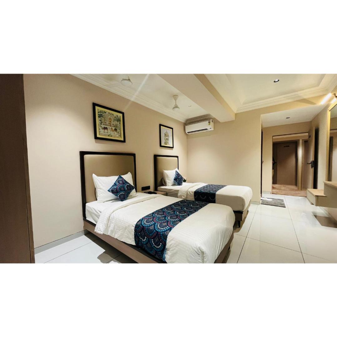 Hotel Royal Town Amhedabad Dış mekan fotoğraf