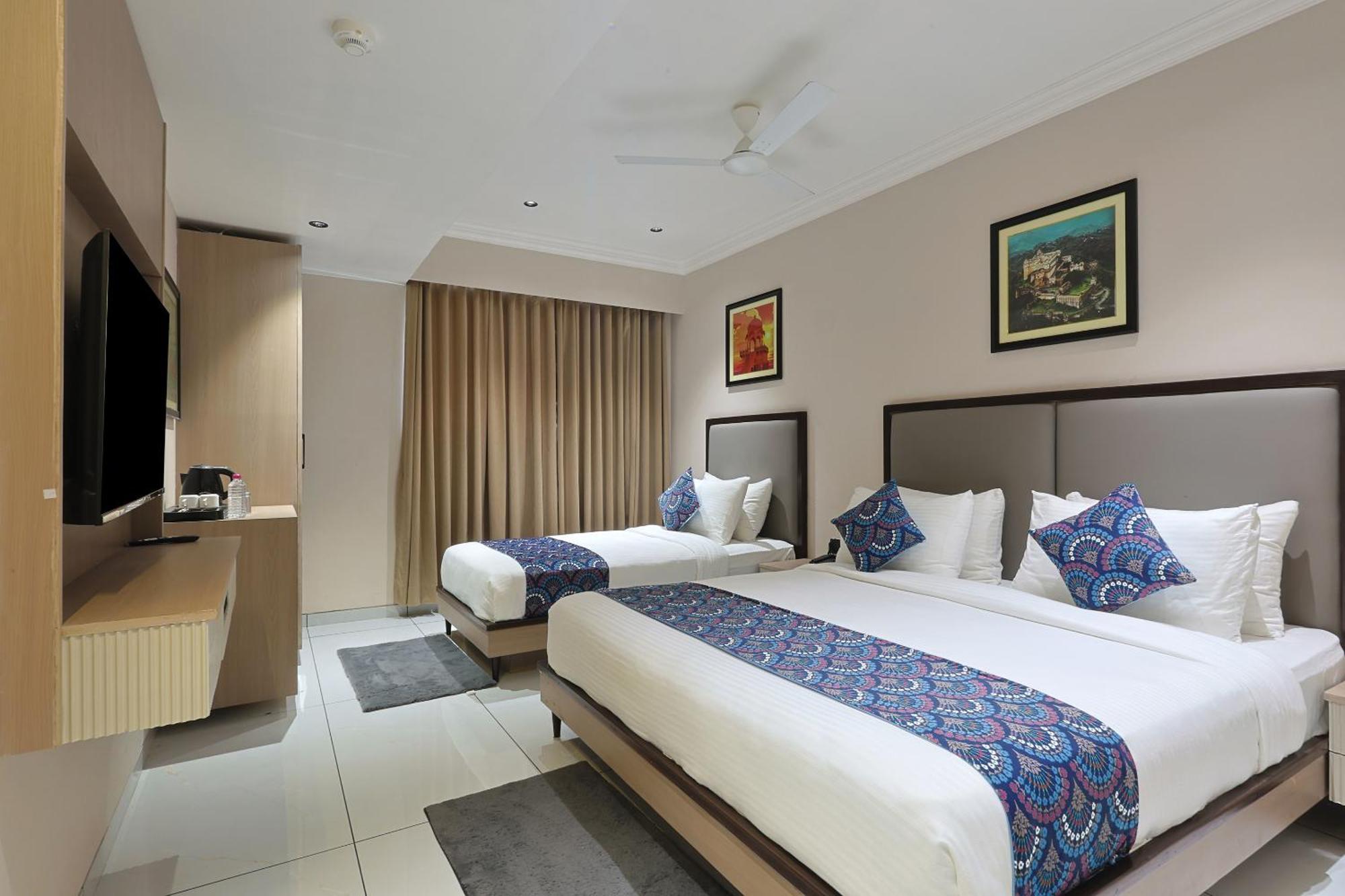 Hotel Royal Town Amhedabad Dış mekan fotoğraf