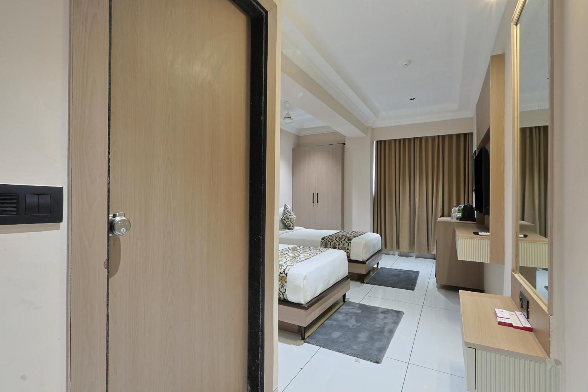 Hotel Royal Town Amhedabad Dış mekan fotoğraf