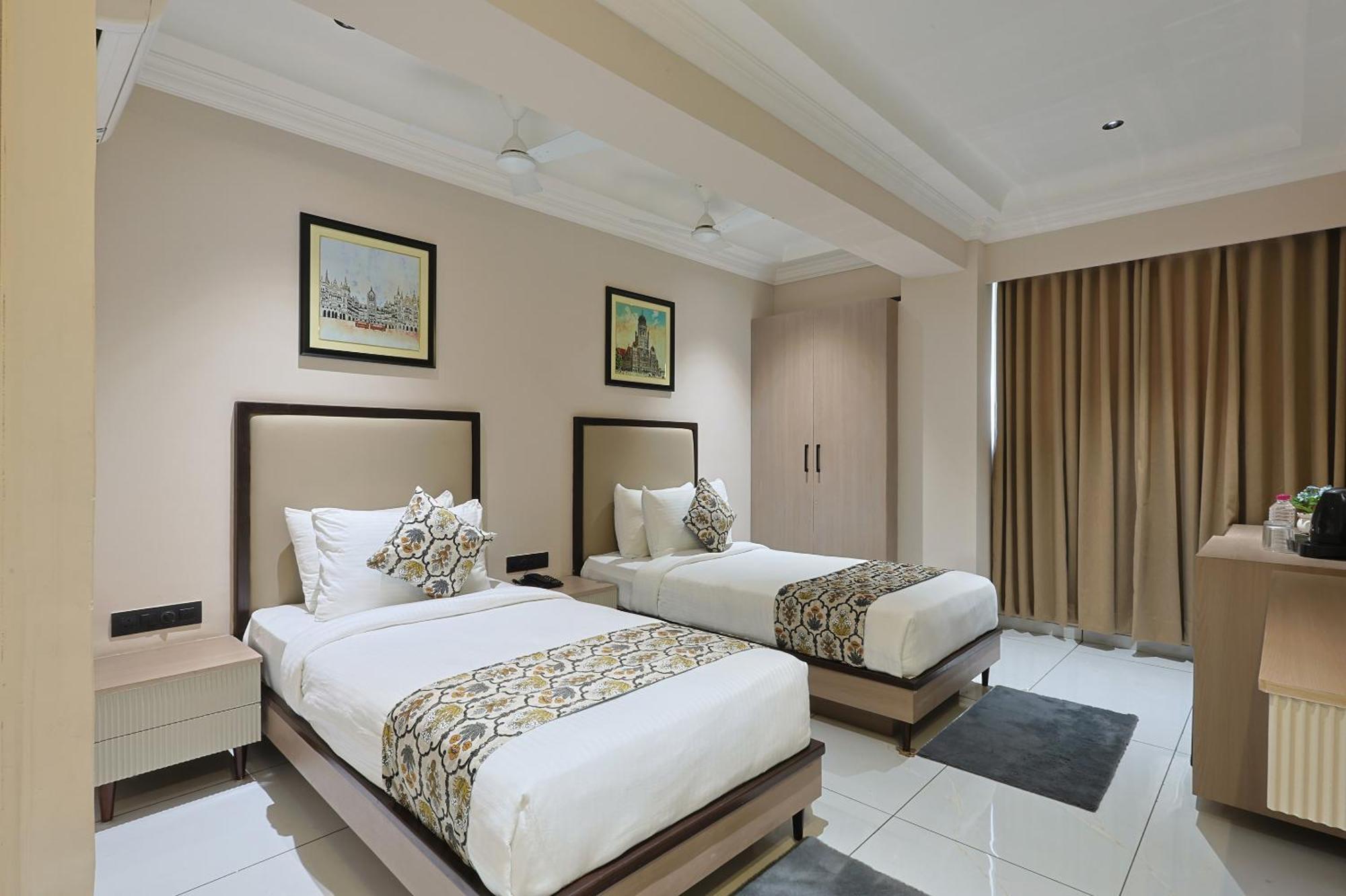 Hotel Royal Town Amhedabad Dış mekan fotoğraf