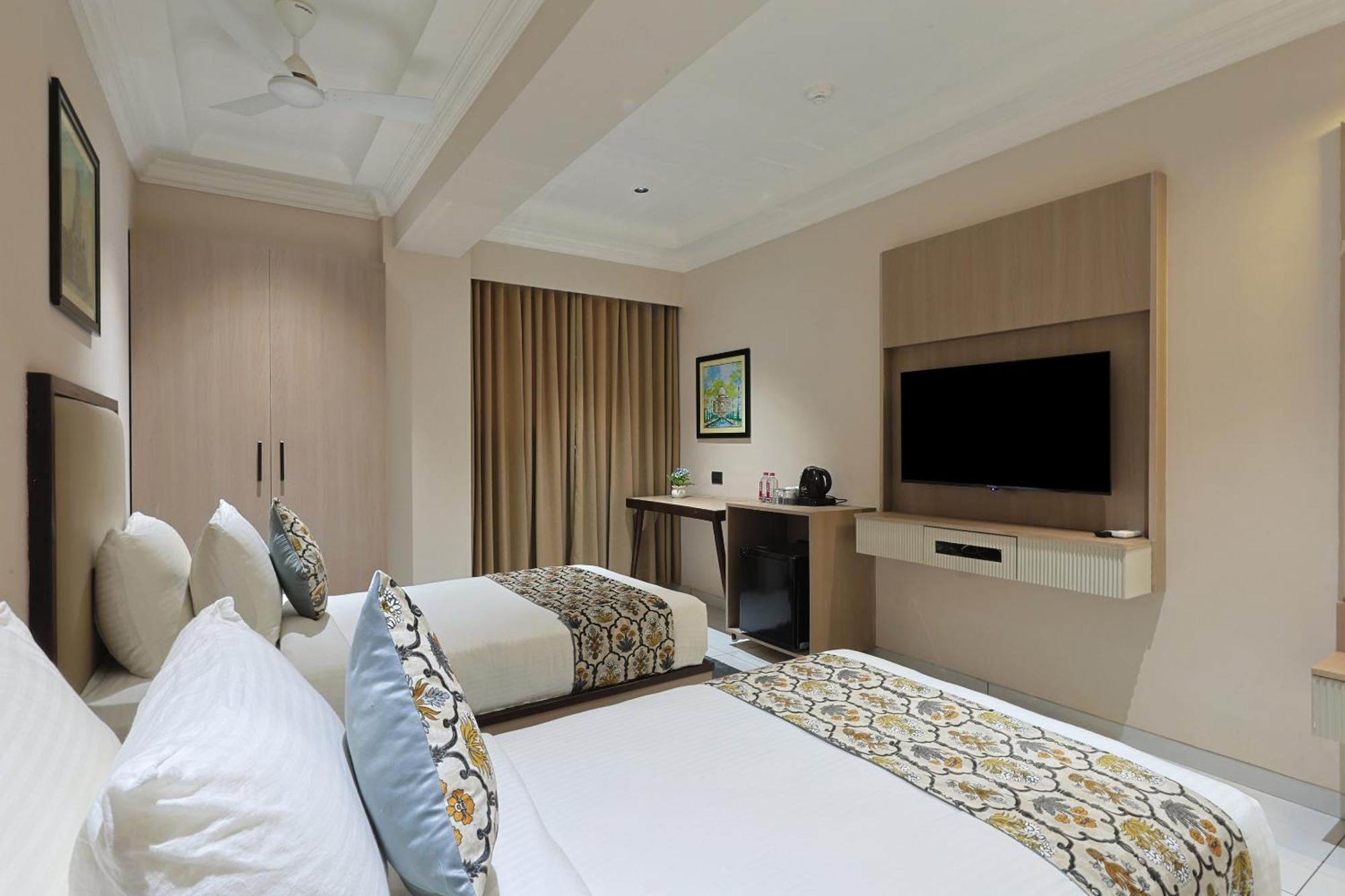 Hotel Royal Town Amhedabad Dış mekan fotoğraf