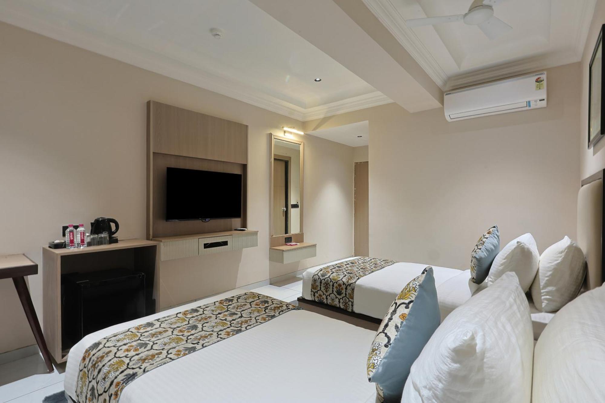 Hotel Royal Town Amhedabad Dış mekan fotoğraf
