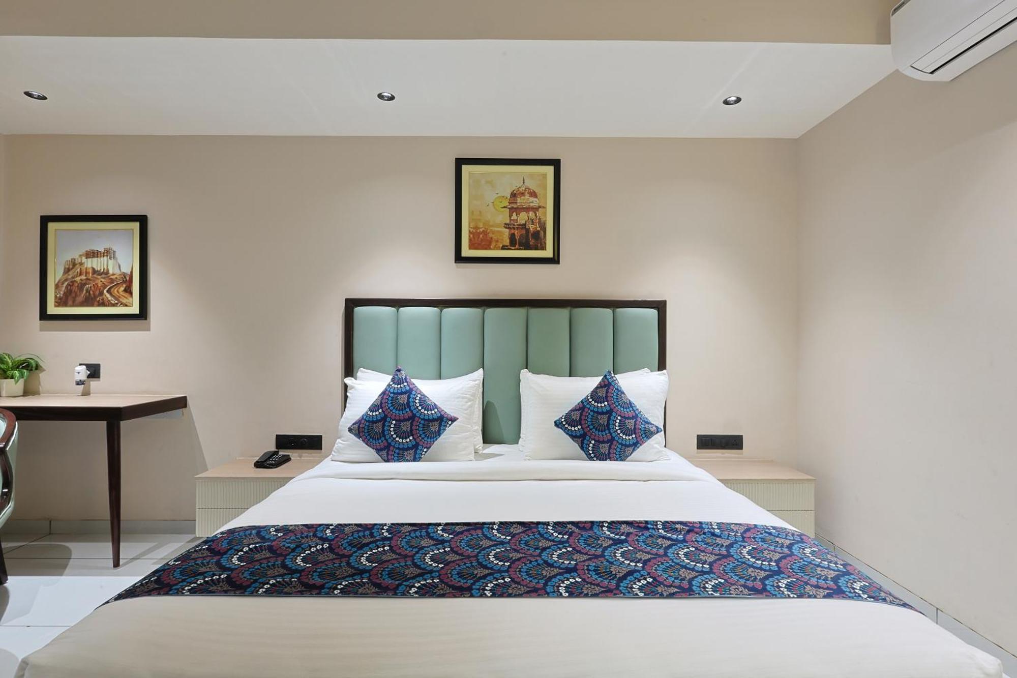 Hotel Royal Town Amhedabad Dış mekan fotoğraf