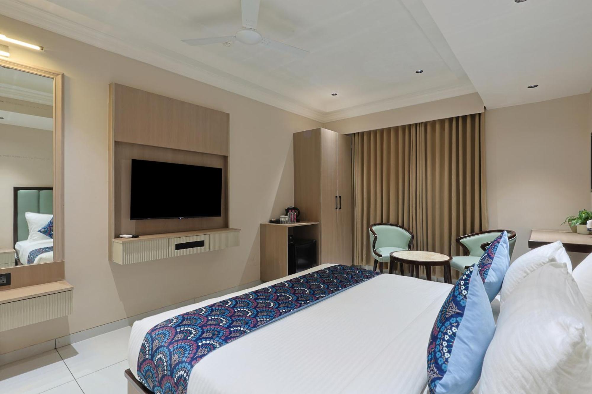 Hotel Royal Town Amhedabad Dış mekan fotoğraf