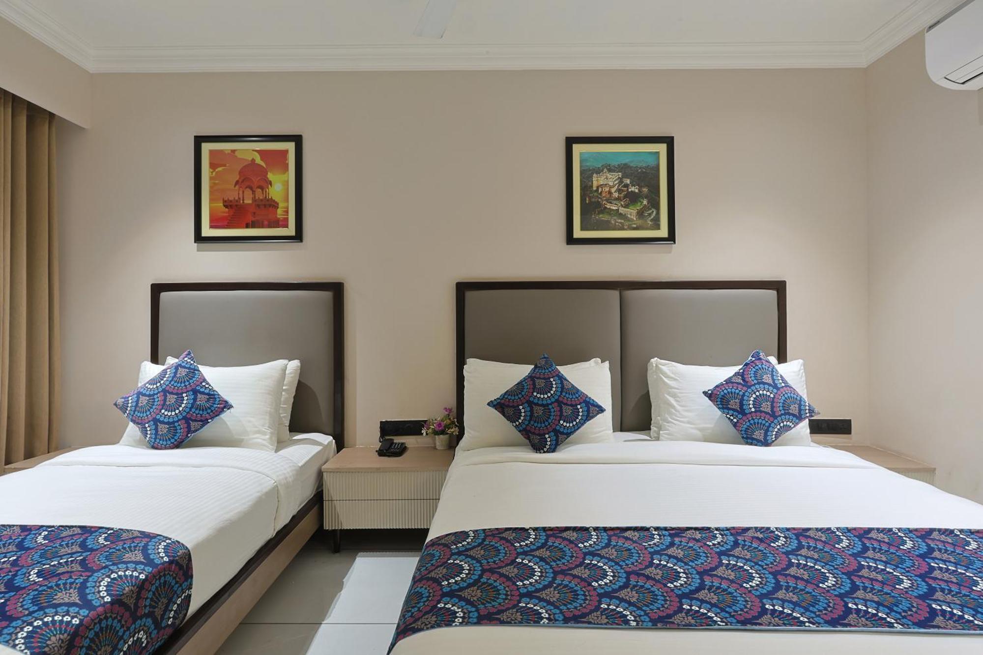 Hotel Royal Town Amhedabad Dış mekan fotoğraf