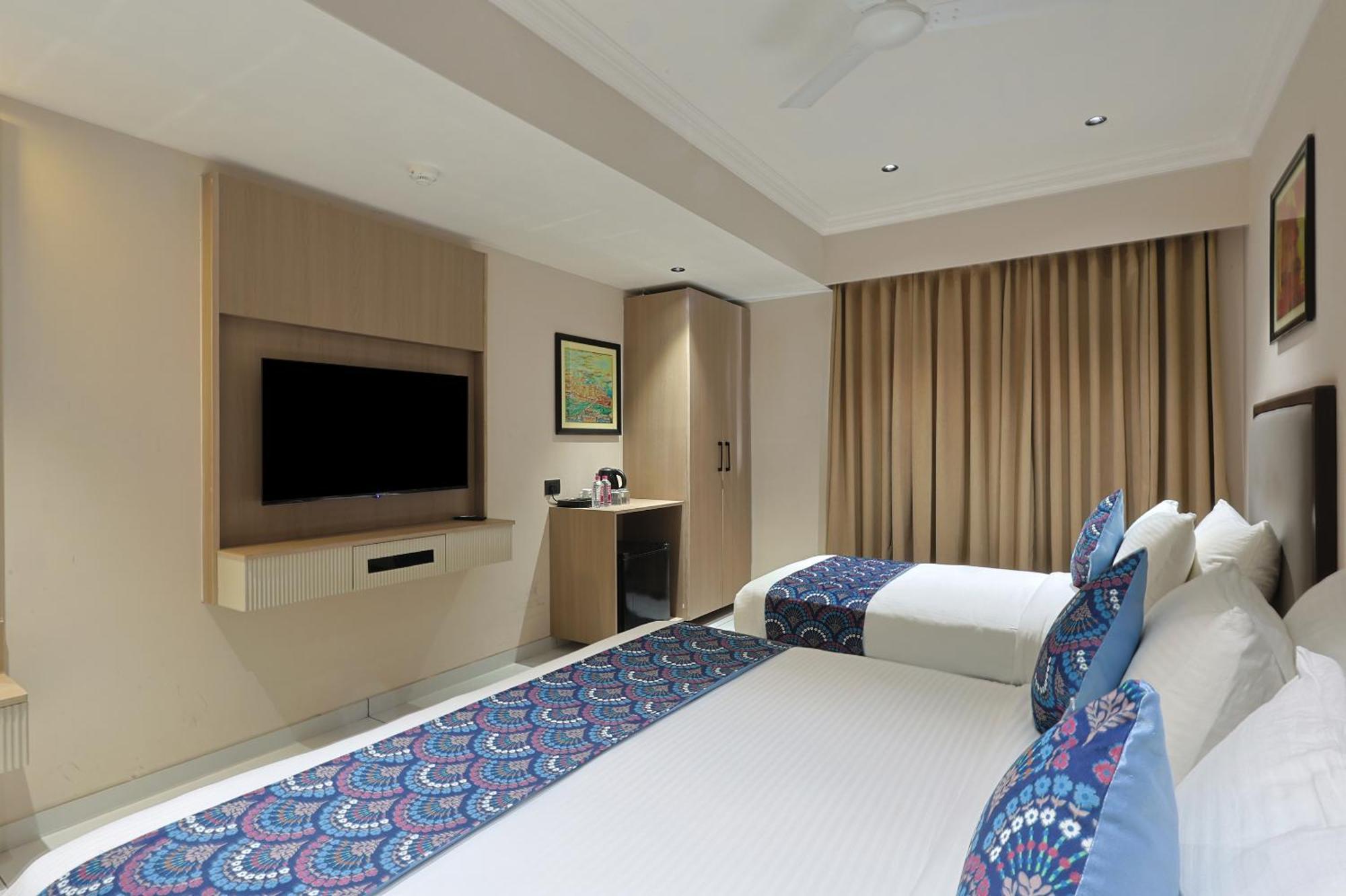 Hotel Royal Town Amhedabad Dış mekan fotoğraf