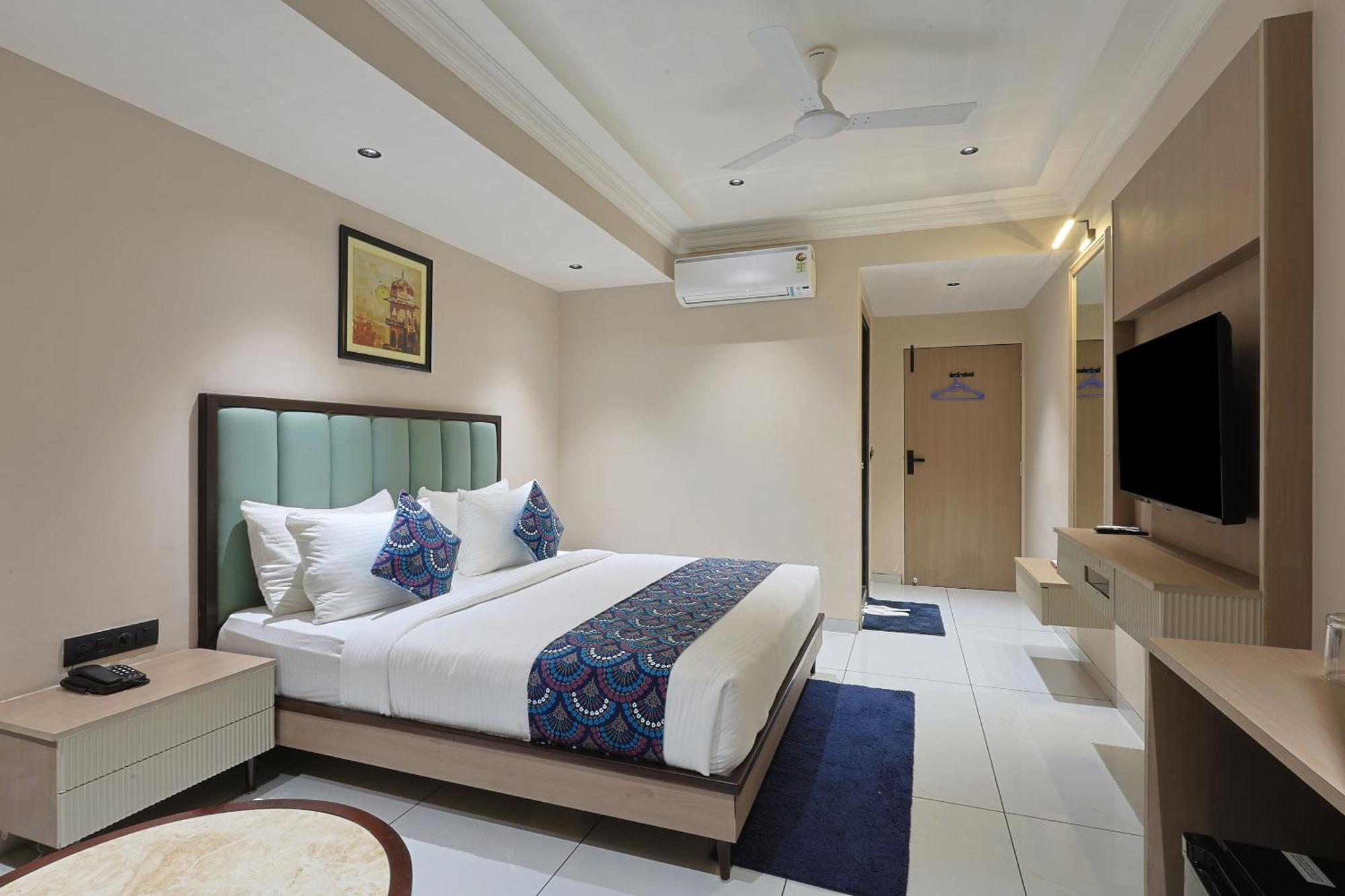 Hotel Royal Town Amhedabad Dış mekan fotoğraf