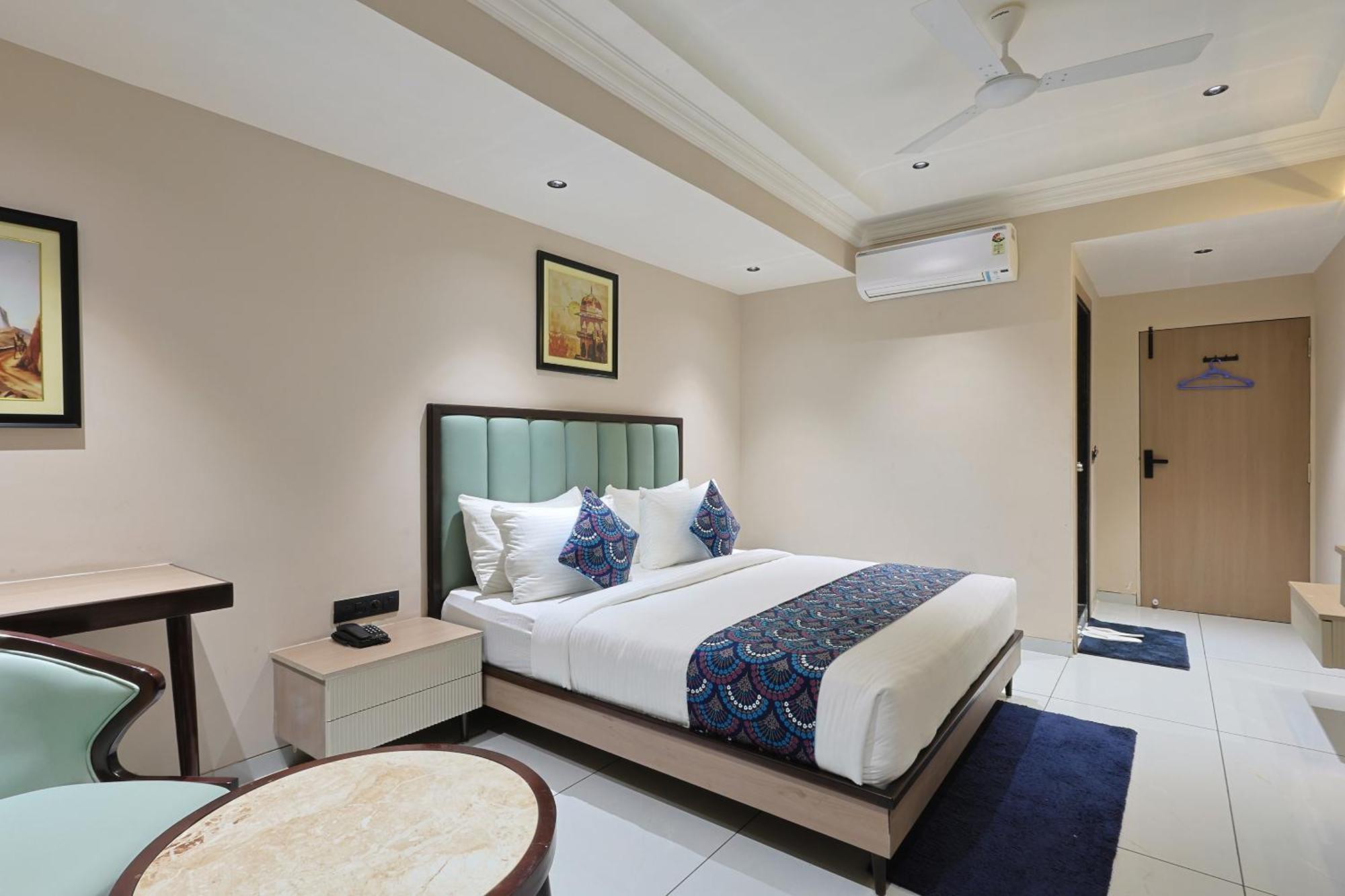 Hotel Royal Town Amhedabad Dış mekan fotoğraf