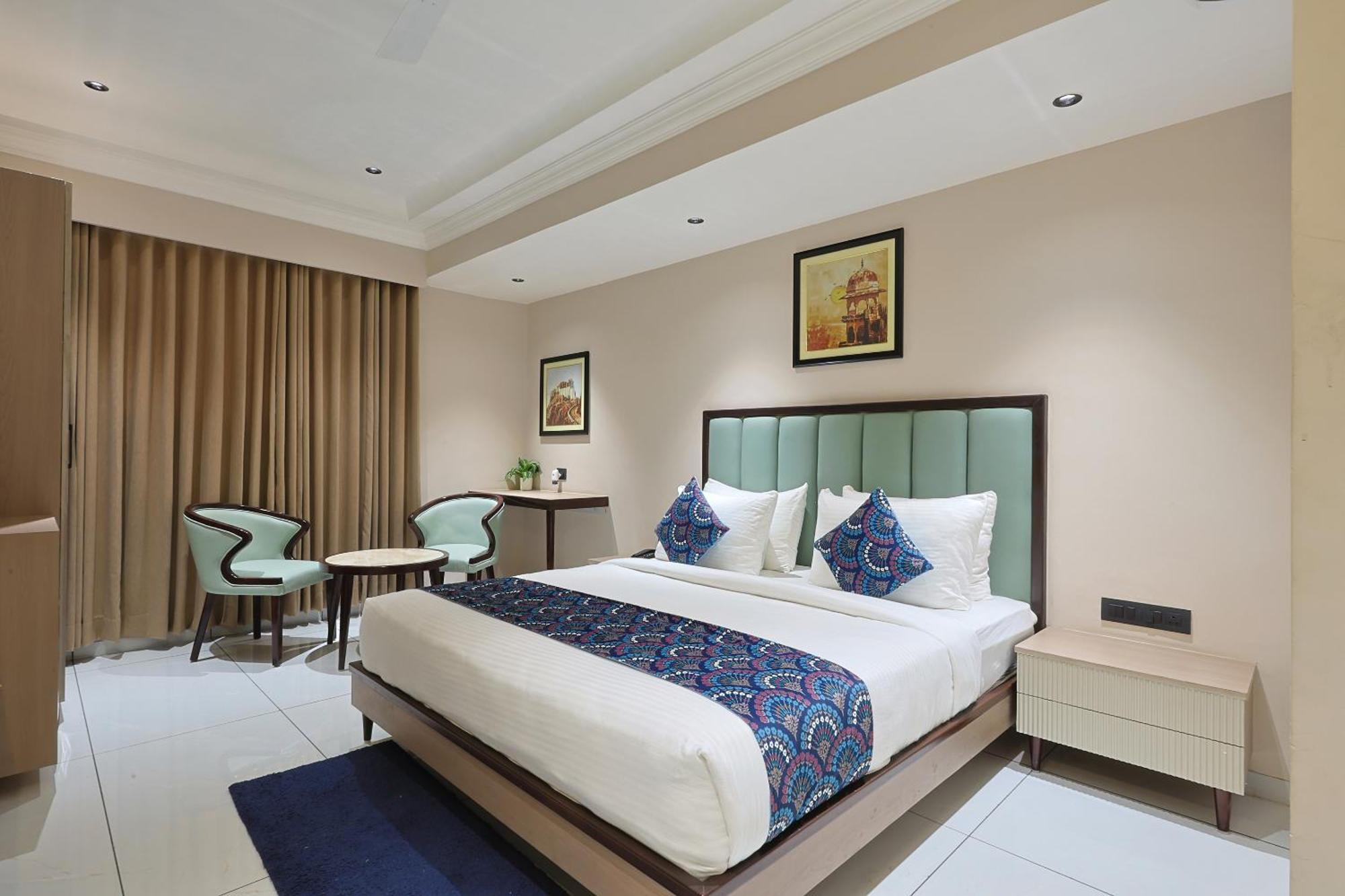 Hotel Royal Town Amhedabad Dış mekan fotoğraf