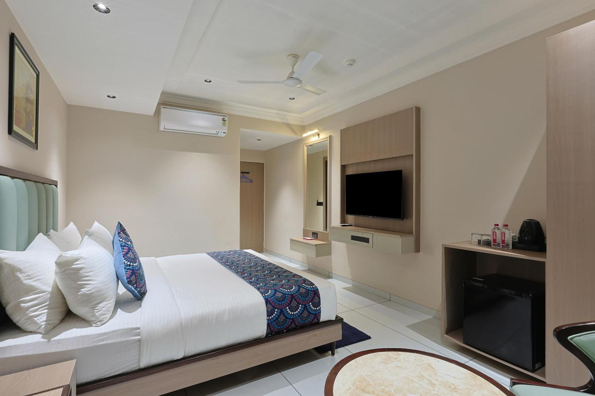 Hotel Royal Town Amhedabad Dış mekan fotoğraf